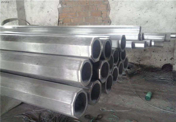 <a href='http://zjwxmy.com/' target='_blank' style='color:#0000FF; text-decoration:underline;'>不锈钢管材</a>不锈钢管按横断面形状可分为圆管和异形管 不锈钢管材不锈钢管按横断面形状可分为圆管和异形管
